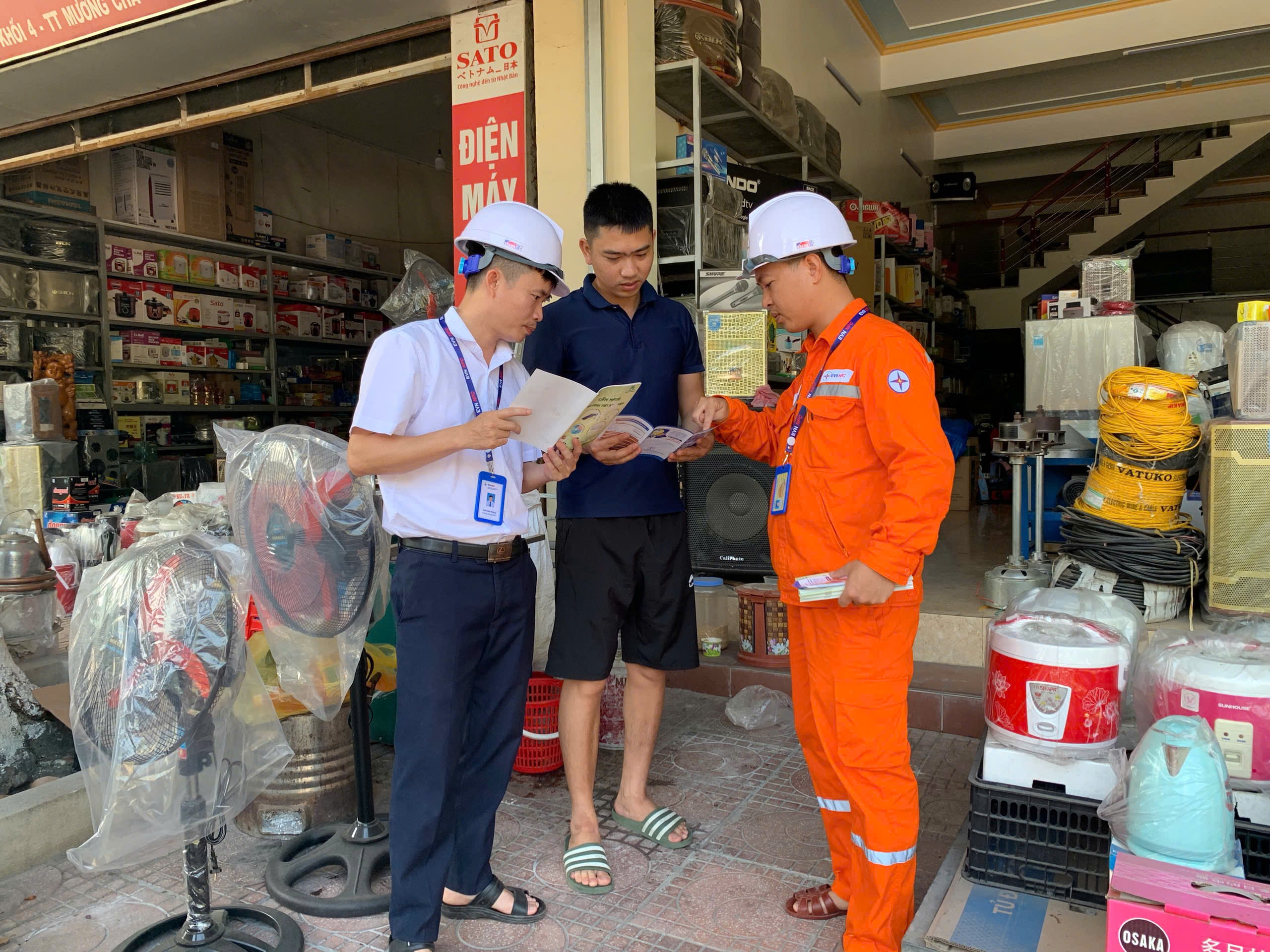 2025年の暑期に北朝鮮への安定的かつ安全な電力供給を確保する - 写真3。 Đảm bảo cung cấp điện ổn định, an toàn cho miền Bắc trong mùa nắng nóng 2025- Ảnh 3.