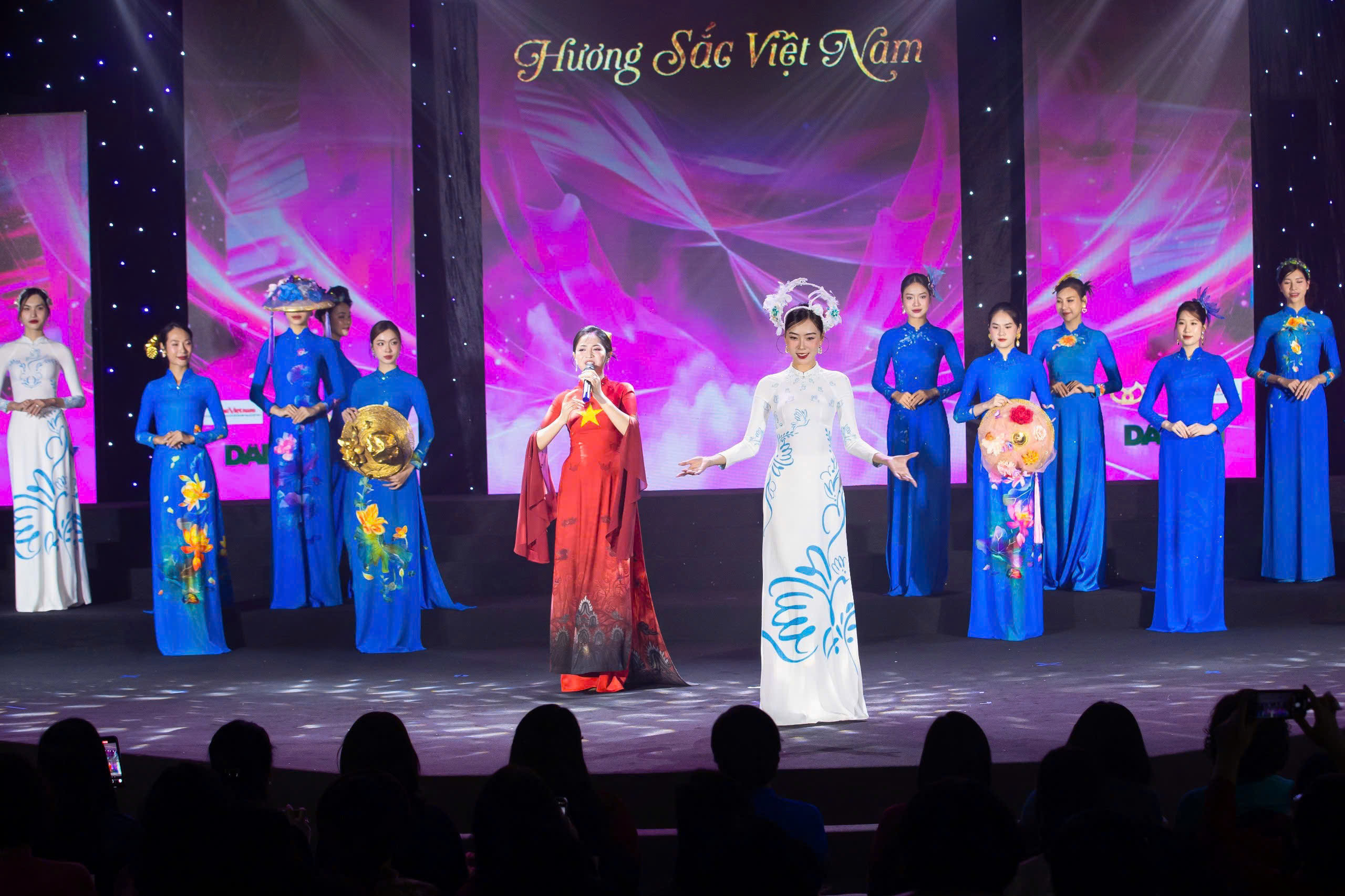 NTK Đỗ Trịnh Hoài Nam: "Hương Sắc Việt Nam" là bản giao hưởng của văn hóa, phụ nữ và thời đại- Ảnh 5. NTK Đỗ Trịnh Hoài Nam: "Hương Sắc Việt Nam" là bản giao hưởng của văn hóa, phụ nữ và thời đại- Ảnh 5.