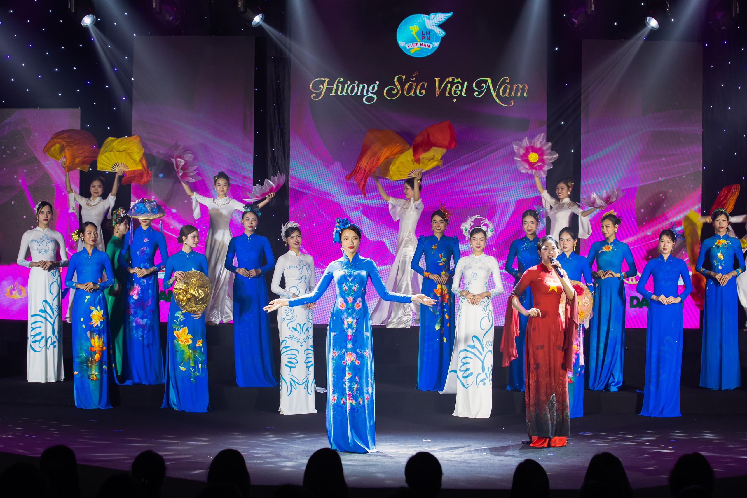 NTK Đỗ Trịnh Hoài Nam: "Hương Sắc Việt Nam" là bản giao hưởng của văn hóa, phụ nữ và thời đại- Ảnh 3. NTK Đỗ Trịnh Hoài Nam: "Hương Sắc Việt Nam" là bản giao hưởng của văn hóa, phụ nữ và thời đại- Ảnh 3.