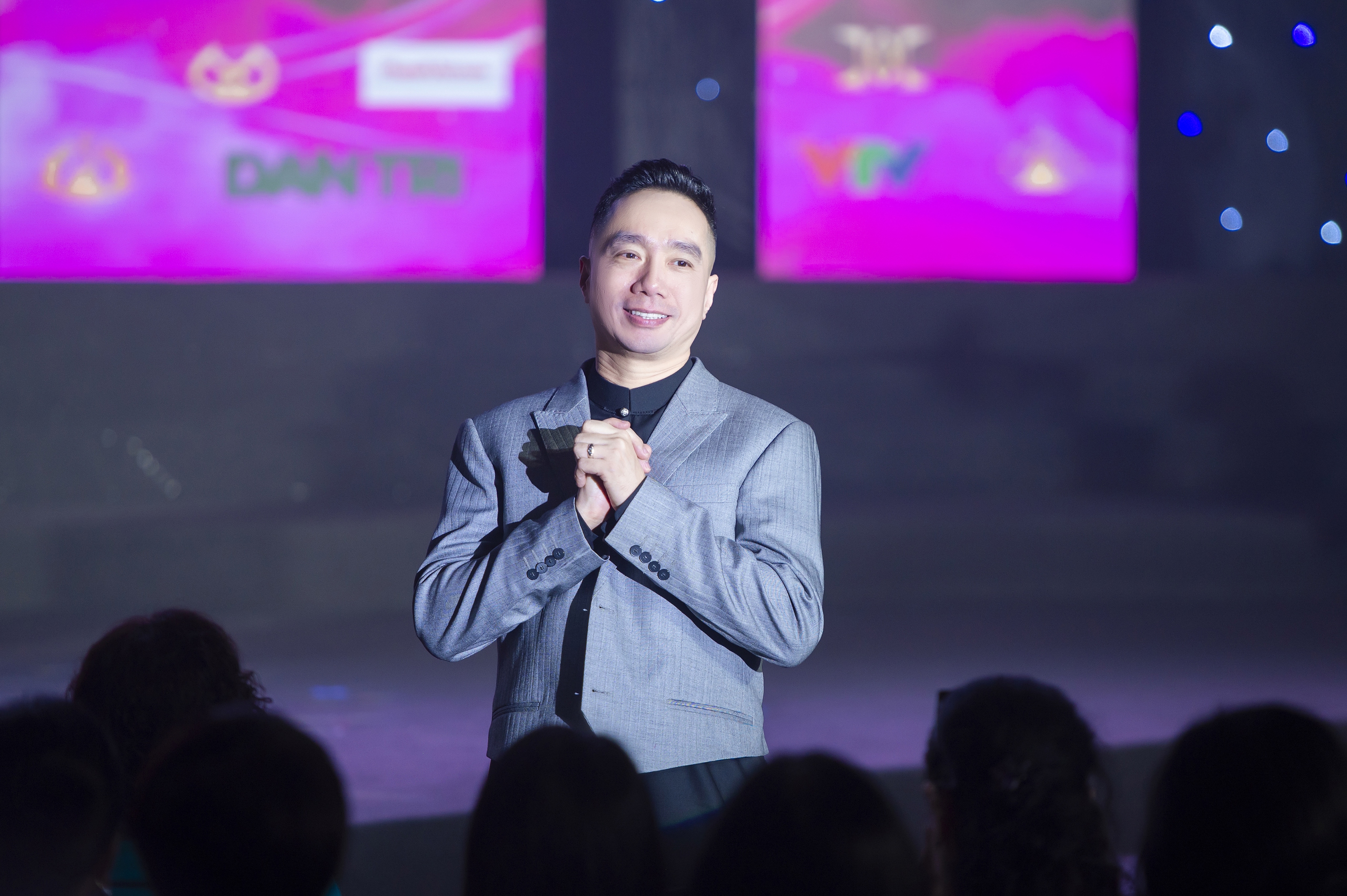 NTK Đỗ Trịnh Hoài Nam: "Hương Sắc Việt Nam" là bản giao hưởng của văn hóa, phụ nữ và thời đại- Ảnh 7. NTK Đỗ Trịnh Hoài Nam: "Hương Sắc Việt Nam" là bản giao hưởng của văn hóa, phụ nữ và thời đại- Ảnh 7.