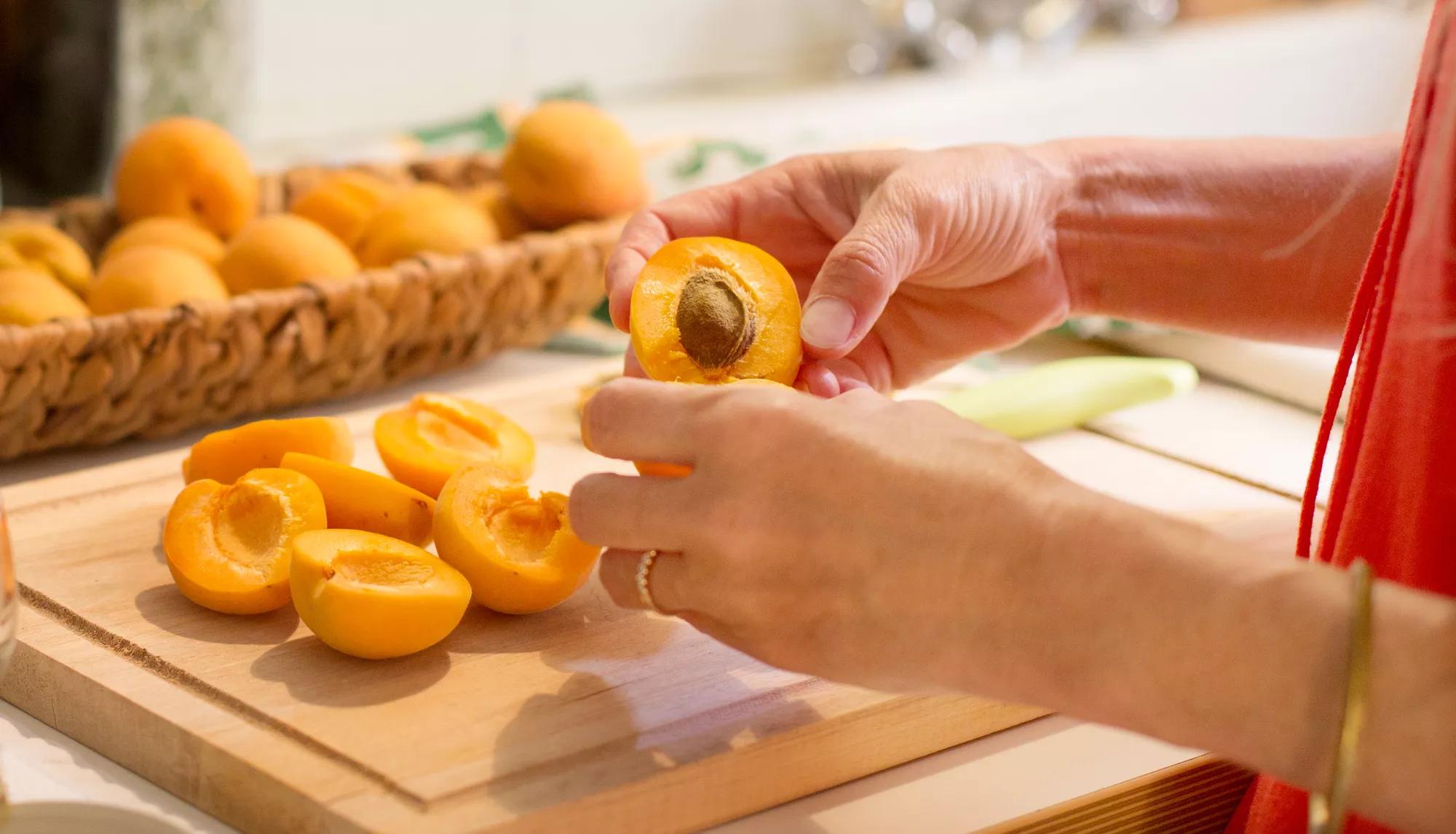 Mơ vào mùa, đừng bỏ lỡ các tác dụng tuyệt vời của quả mơ đối với sức khỏe- Ảnh 2. Mơ vào mùa, đừng bỏ lỡ các tác dụng tuyệt vời của quả mơ đối với sức khỏe- Ảnh 2.