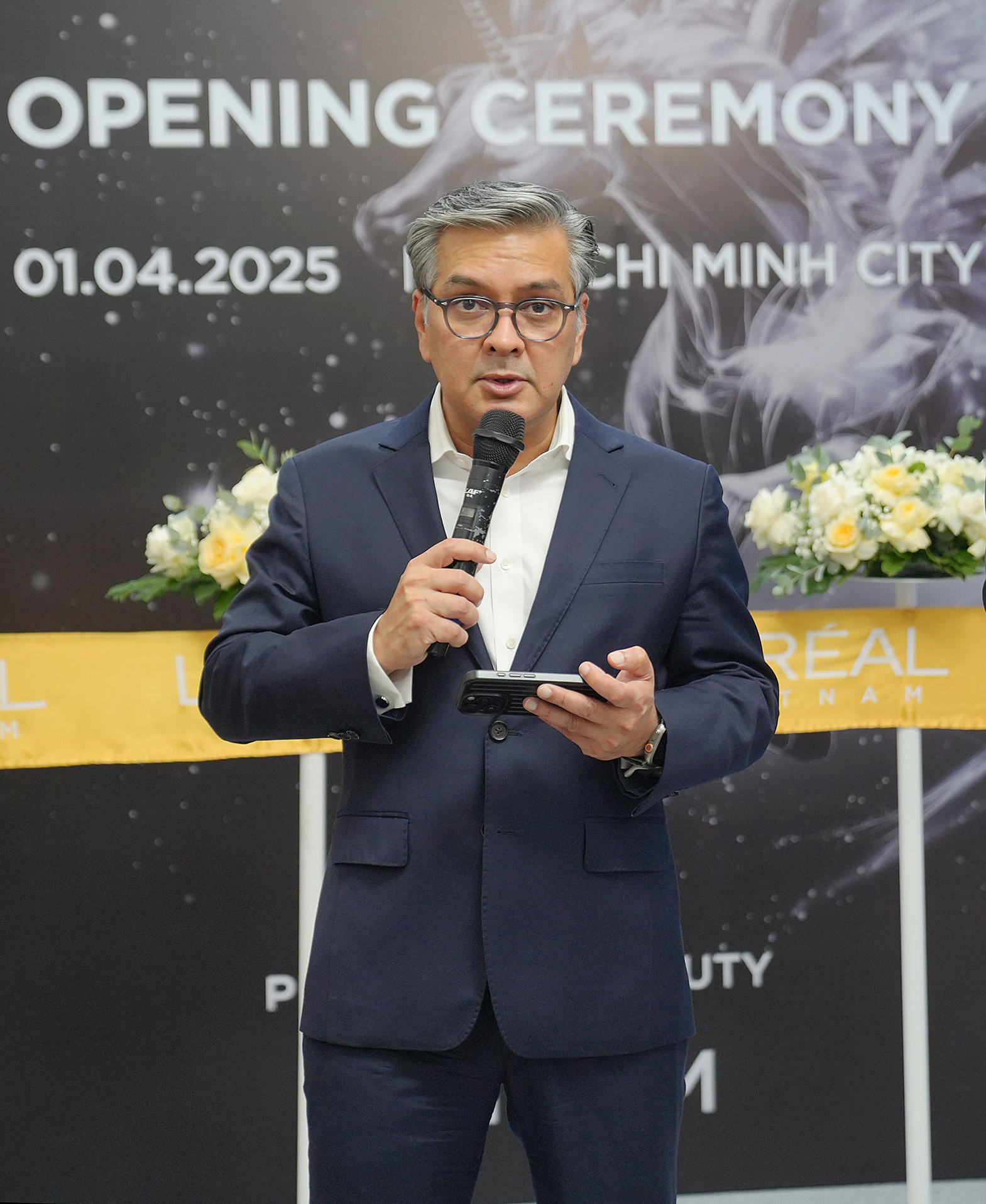 Ông Vismay Sharma, Chủ tịch khu vực Nam Á - Thái Bình Dương, Trung Đông và Bắc Phi (SAPMENA) của Tập đoàn L’Oréal  phát biểu tại buổi khai trương