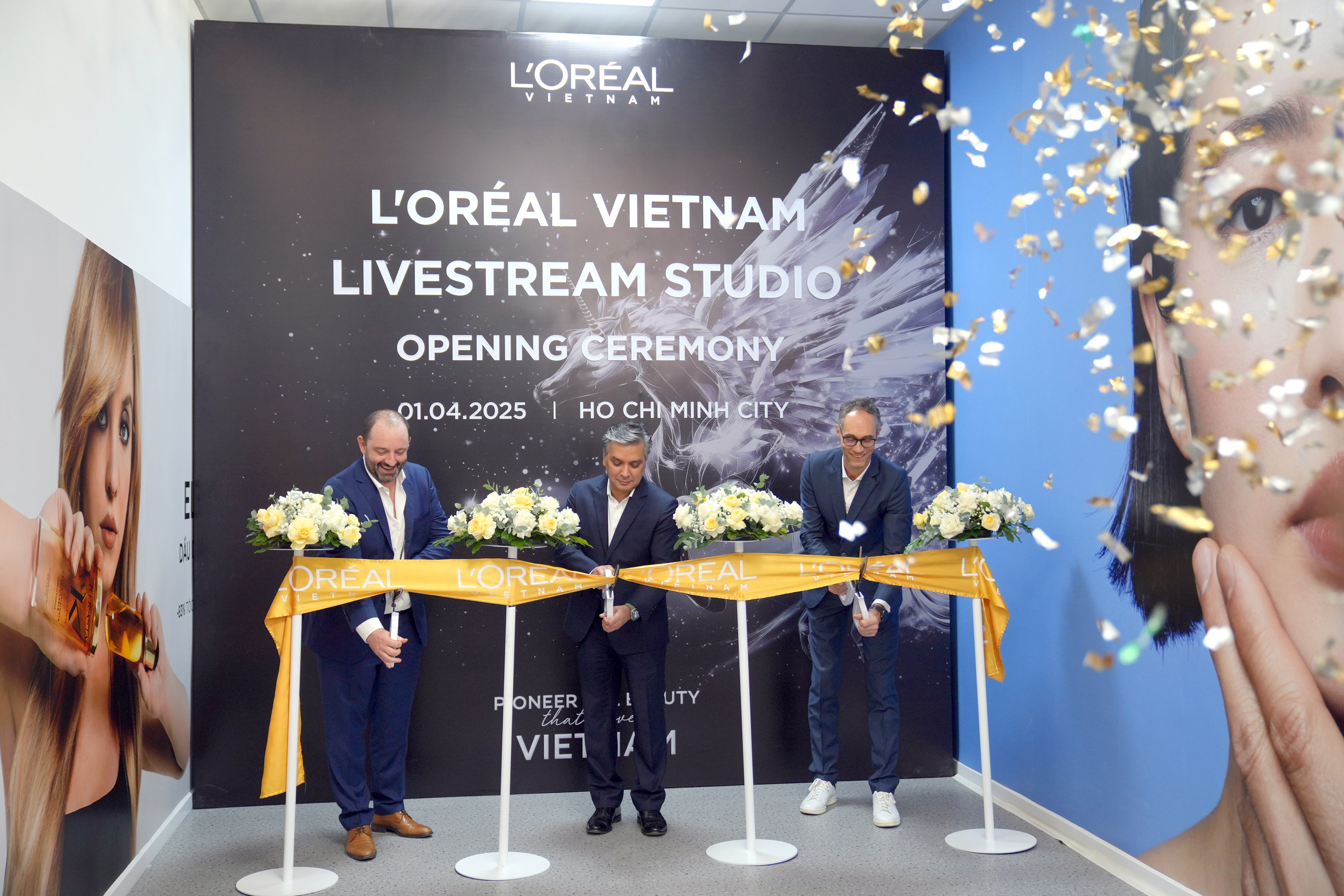 Các lãnh đạo L’Oréal cắt băng khánh thành, khai trương “Nhà máy Livestream”