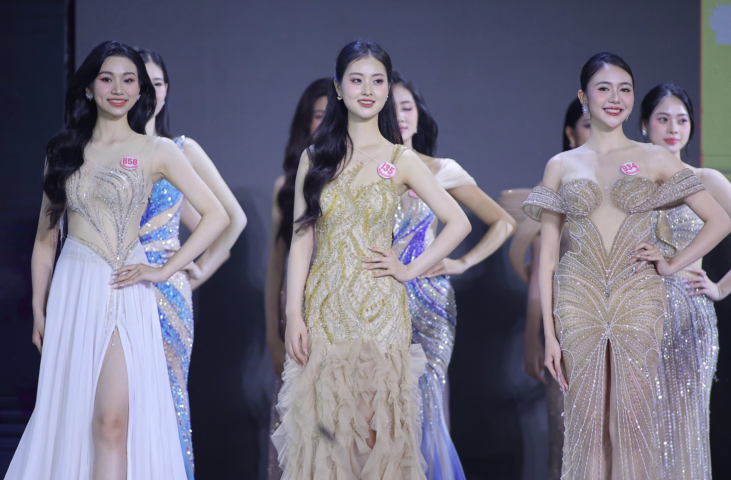 Trình diễn trang phục dạ hội được các thí sinh thể hiện trên nền ca khúc “Nữ hoàng” do ca sĩ Bùi Lan Hương hát với sự hỗ trợ của dàn nhạc giao hưởng ASP. Theo ban tổ chức, các cô gái được tự chọn trang phục theo các chủ đề giọt sương, màu nắng, hoa sen và bầu trời, từ đó gián tiếp gửi đến cuộc thi thông điệp riêng. Phần thi này là cơ hội để thí sinh Hoa hậu Việt Nam thể hiện sự thanh lịch, khả năng thuyết trình sau một tháng rèn luyện cùng chuyên gia. Trình diễn trang phục dạ hội được các thí sinh thể hiện trên nền ca khúc “Nữ hoàng” do ca sĩ Bùi Lan Hương hát với sự hỗ trợ của dàn nhạc giao hưởng ASP. Theo ban tổ chức, các cô gái được tự chọn trang phục theo các chủ đề giọt sương, màu nắng, hoa sen và bầu trời, từ đó gián tiếp gửi đến cuộc thi thông điệp riêng. Phần thi này là cơ hội để thí sinh Hoa hậu Việt Nam thể hiện sự thanh lịch, khả năng thuyết trình sau một tháng rèn luyện cùng chuyên gia.