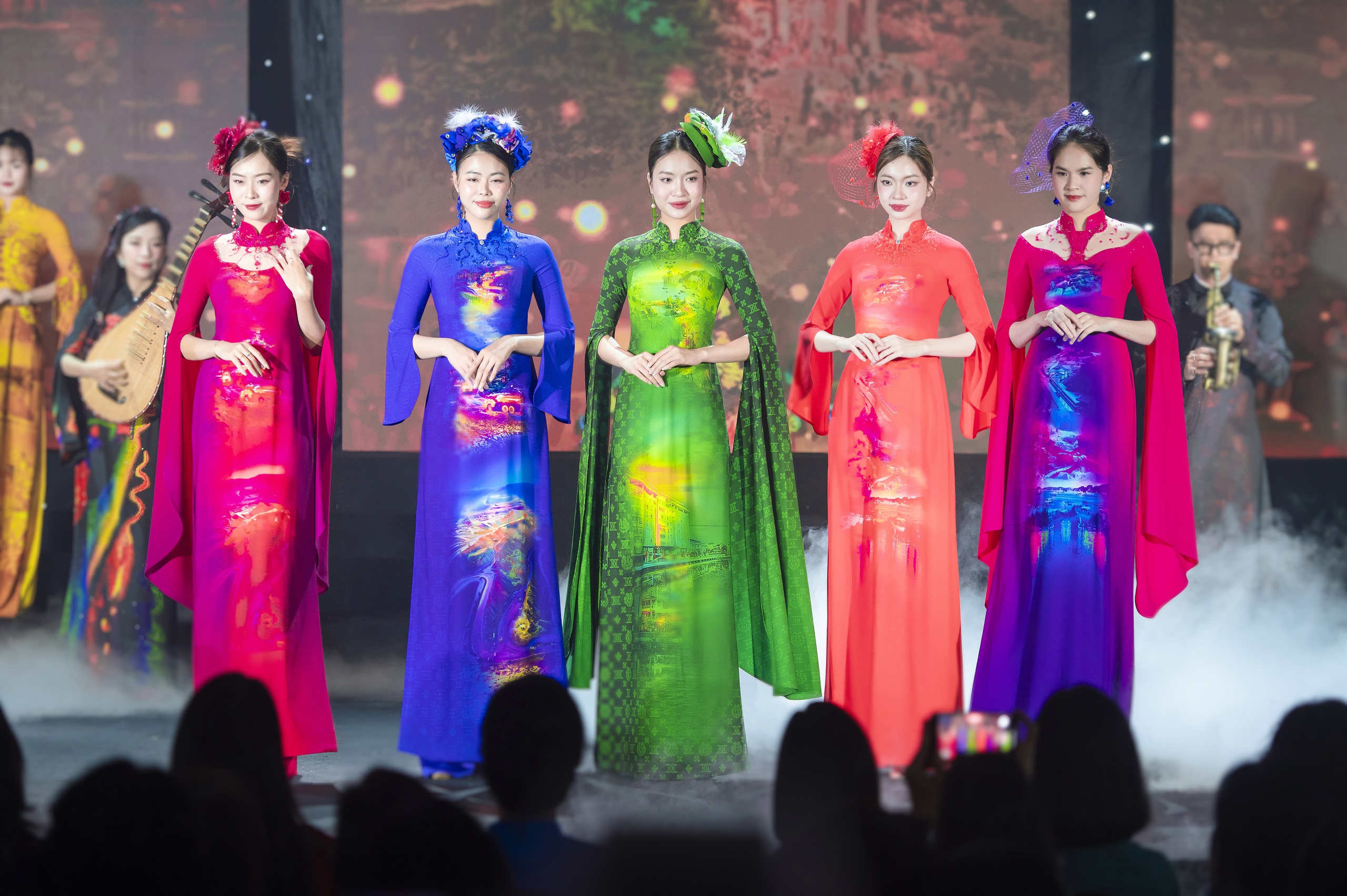 "Hương Sắc Việt Nam": Khi 44 nhà thiết kế kể chuyện bằng áo dài - Ảnh 7. "Hương Sắc Việt Nam": Khi 44 nhà thiết kế kể chuyện bằng áo dài - Ảnh 7.