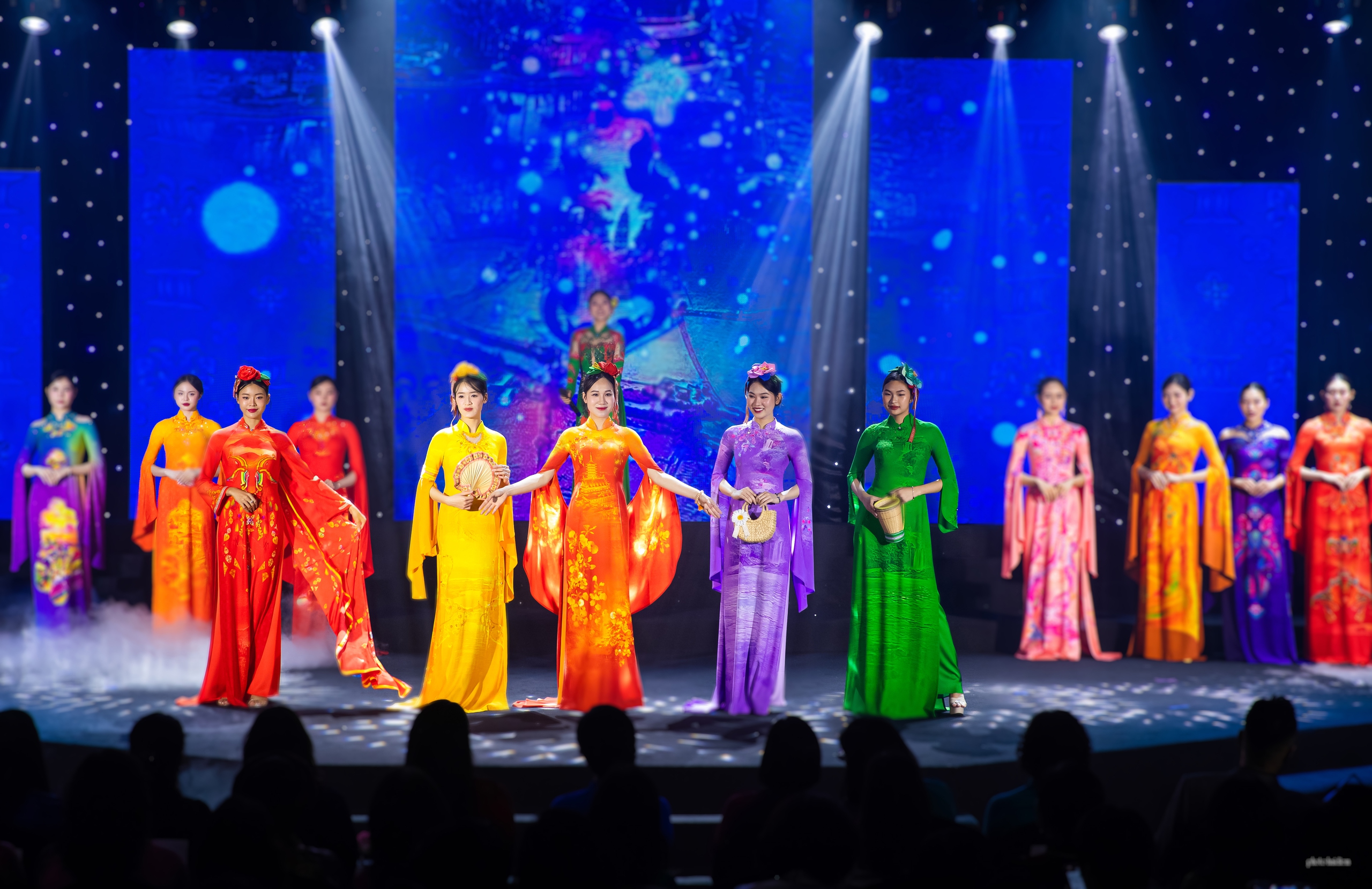 "Hương Sắc Việt Nam": Khi 44 nhà thiết kế kể chuyện bằng áo dài - Ảnh 3. "Hương Sắc Việt Nam": Khi 44 nhà thiết kế kể chuyện bằng áo dài - Ảnh 3.