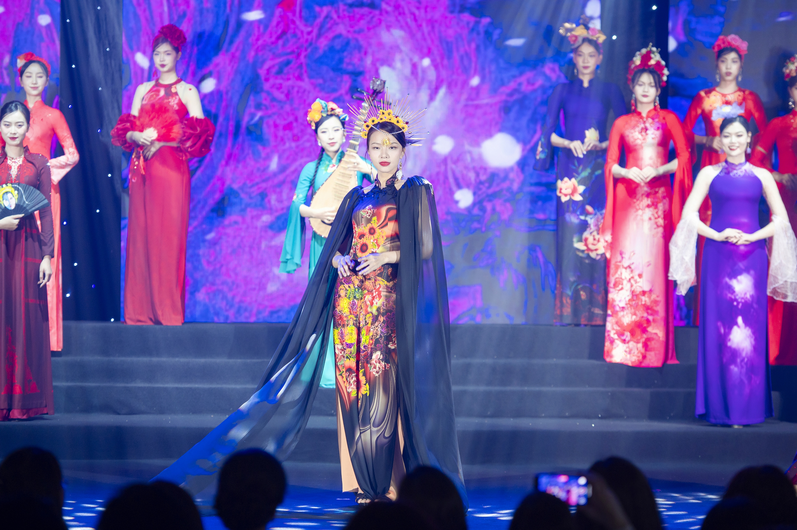 "Hương Sắc Việt Nam": Khi 44 nhà thiết kế kể chuyện bằng áo dài - Ảnh 6. "Hương Sắc Việt Nam": Khi 44 nhà thiết kế kể chuyện bằng áo dài - Ảnh 6.