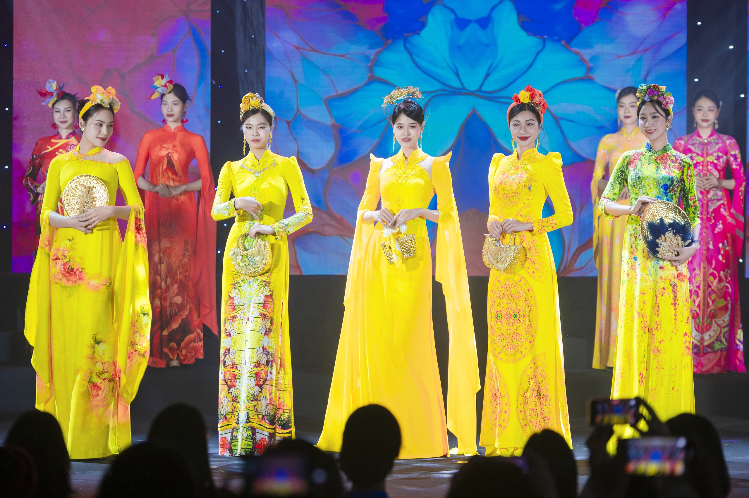 "Hương Sắc Việt Nam": Khi 44 nhà thiết kế kể chuyện bằng áo dài - Ảnh 4. "Hương Sắc Việt Nam": Khi 44 nhà thiết kế kể chuyện bằng áo dài - Ảnh 4.
