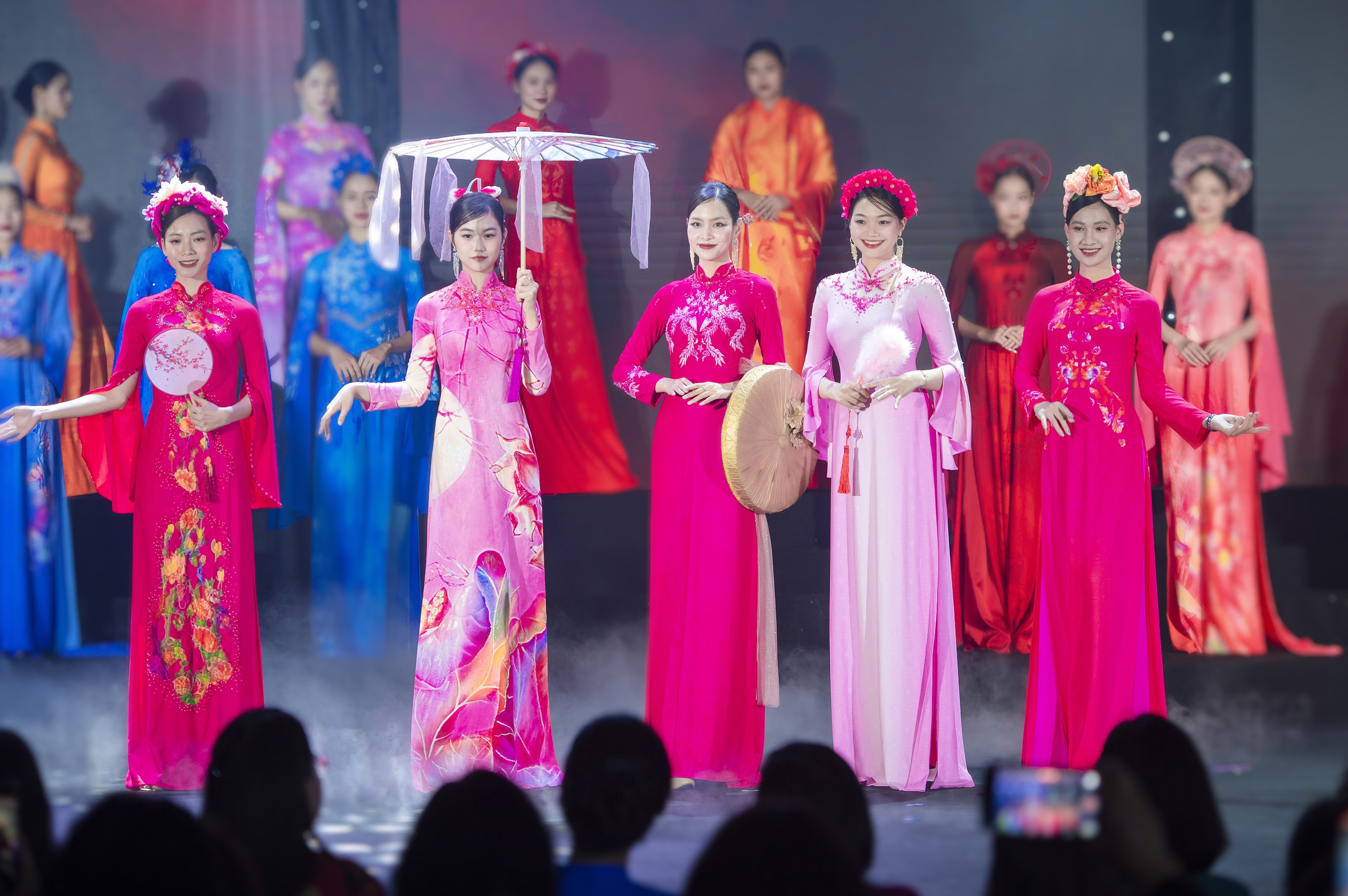 "Hương Sắc Việt Nam": Khi 44 nhà thiết kế kể chuyện bằng áo dài - Ảnh 8. "Hương Sắc Việt Nam": Khi 44 nhà thiết kế kể chuyện bằng áo dài - Ảnh 8.