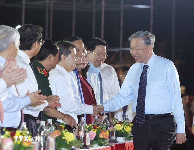 Tổng Bí thư dự Chương trình nghệ thuật đặc biệt mừng 50 năm Ngày thống nhất đất nước- Ảnh 1. Tổng Bí thư dự Chương trình nghệ thuật đặc biệt mừng 50 năm Ngày thống nhất đất nước- Ảnh 1.