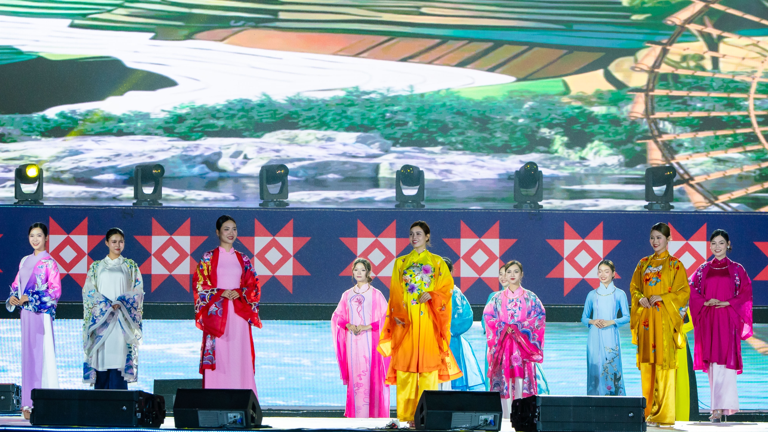 Màn trình diễn áo dài Vũ Thảo Giang trong chương trình Màn trình diễn áo dài Vũ Thảo Giang trong chương trình