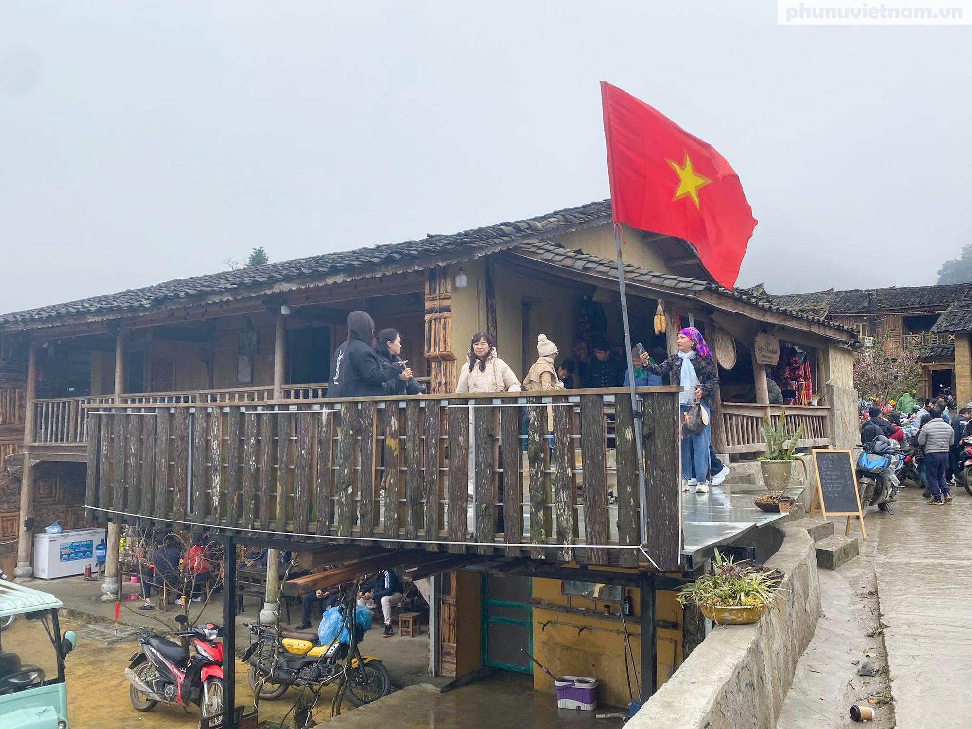 Ngôi làng dưới chân Cột cờ Lũng Cú thoát nghèo nhờ biết làm du lịch cộng đồng- Ảnh 6. Ngôi làng dưới chân Cột cờ Lũng Cú thoát nghèo nhờ biết làm du lịch cộng đồng- Ảnh 6.