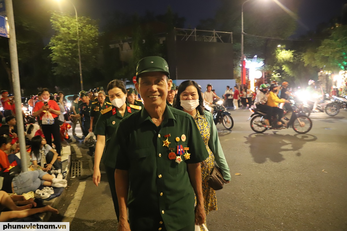 Người dân đổ về trung tâm TPHCM trong đêm chờ xem diễu binh, diễu hành 30/4- Ảnh 2. Người dân đổ về trung tâm TPHCM trong đêm chờ xem diễu binh, diễu hành 30/4- Ảnh 2.