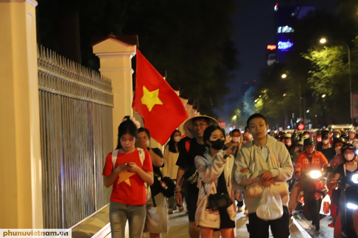 Người dân đổ về trung tâm TPHCM trong đêm chờ xem diễu binh, diễu hành 30/4- Ảnh 5. Người dân đổ về trung tâm TPHCM trong đêm chờ xem diễu binh, diễu hành 30/4- Ảnh 5.