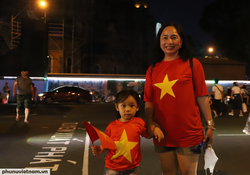 Người dân đổ về trung tâm TPHCM trong đêm chờ xem diễu binh, diễu hành 30/4- Ảnh 7. Người dân đổ về trung tâm TPHCM trong đêm chờ xem diễu binh, diễu hành 30/4- Ảnh 7.
