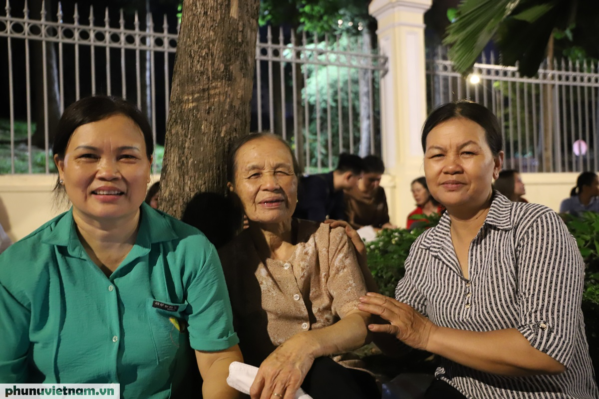 Người dân đổ về trung tâm TPHCM trong đêm chờ xem diễu binh, diễu hành 30/4- Ảnh 10. Người dân đổ về trung tâm TPHCM trong đêm chờ xem diễu binh, diễu hành 30/4- Ảnh 10.