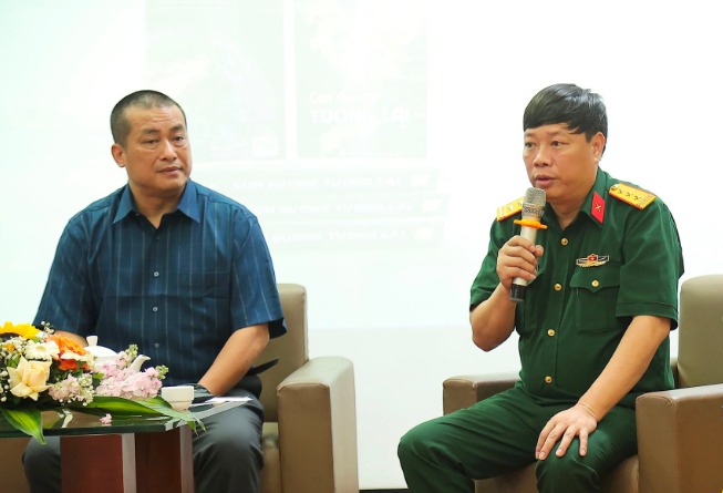 Nhà văn Nguyễn Xuân Tuấn (bên trái) cùng nhà văn Phùng Văn Khai - Phó Tổng Biên tập tạp chí Văn nghệ quân đội Nhà văn Nguyễn Xuân Tuấn (bên trái) cùng nhà văn Phùng Văn Khai - Phó Tổng Biên tập tạp chí Văn nghệ quân đội