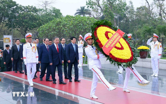 50 năm Thống nhất đất nước: Lãnh đạo Đảng, Nhà nước vào Lăng viếng Chủ tịch Hồ Chí Minh- Ảnh 2. 50 năm Thống nhất đất nước: Lãnh đạo Đảng, Nhà nước vào Lăng viếng Chủ tịch Hồ Chí Minh- Ảnh 2.