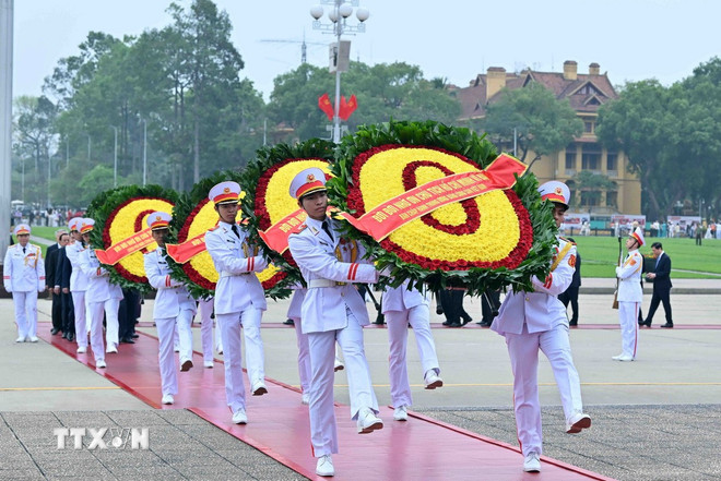 50 năm Thống nhất đất nước: Lãnh đạo Đảng, Nhà nước vào Lăng viếng Chủ tịch Hồ Chí Minh- Ảnh 1. 50 năm Thống nhất đất nước: Lãnh đạo Đảng, Nhà nước vào Lăng viếng Chủ tịch Hồ Chí Minh- Ảnh 1.