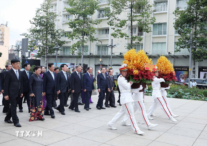 Lãnh đạo Đảng, Nhà nước dâng hương tưởng nhớ Chủ tịch Hồ Chí Minh và Chủ tịch Tôn Đức Thắng- Ảnh 1.