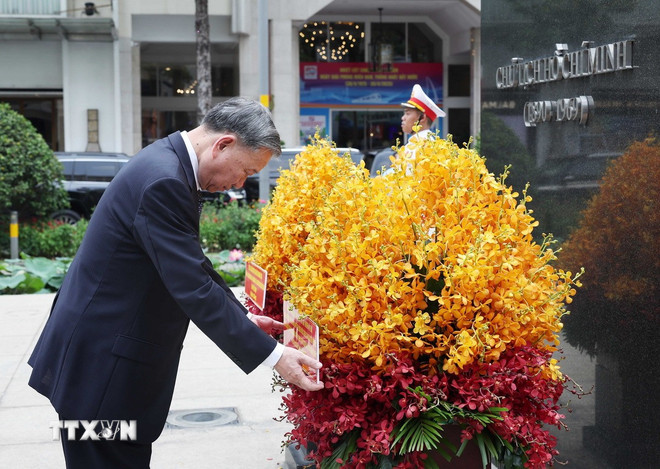 Lãnh đạo Đảng, Nhà nước dâng hương tưởng nhớ Chủ tịch Hồ Chí Minh và Chủ tịch Tôn Đức Thắng- Ảnh 2.