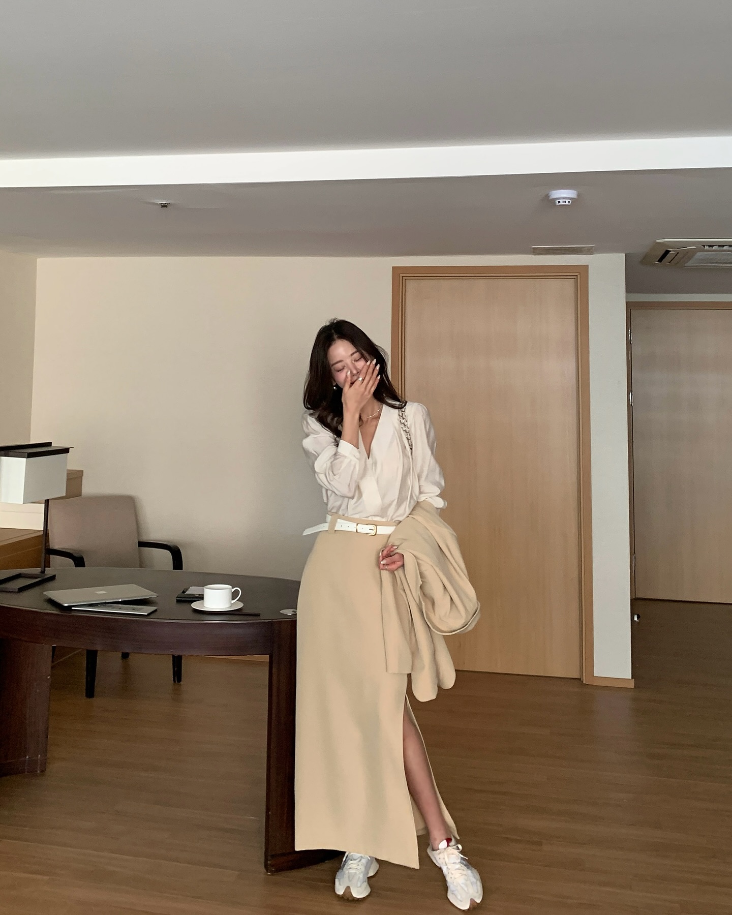 5 kiểu chân váy tối giản ai cũng có thể mặc đẹp- Ảnh 10. 5 kiểu chân váy tối giản ai cũng có thể mặc đẹp- Ảnh 10.