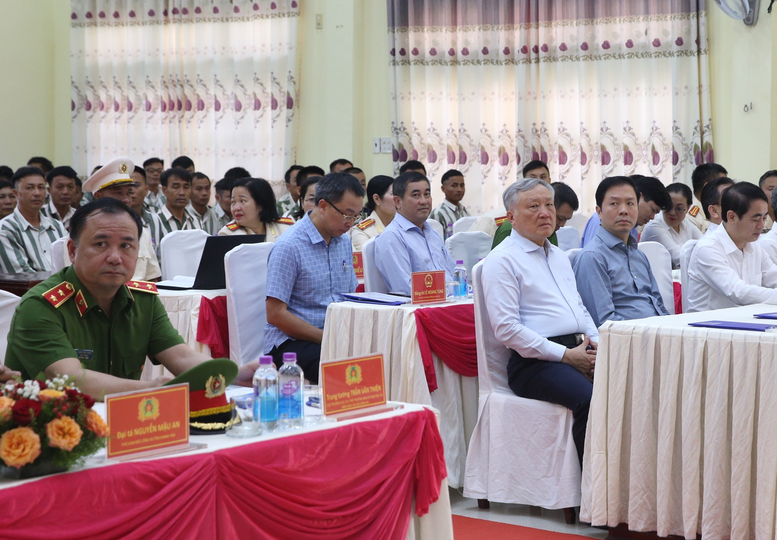 Phó Thủ tướng Thường trực Nguyễn Hòa Bình dự Lễ công bố quyết định đặc xá tại Trại giam A2- Ảnh 5. Phó Thủ tướng Thường trực Nguyễn Hòa Bình dự Lễ công bố quyết định đặc xá tại Trại giam A2- Ảnh 5.
