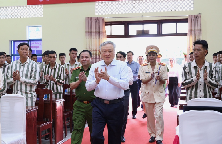 Phó Thủ tướng Thường trực Nguyễn Hòa Bình dự Lễ công bố quyết định đặc xá tại Trại giam A2- Ảnh 2. Phó Thủ tướng Thường trực Nguyễn Hòa Bình dự Lễ công bố quyết định đặc xá tại Trại giam A2- Ảnh 2.