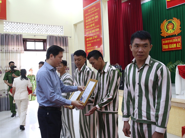 Phó Thủ tướng Thường trực Nguyễn Hòa Bình dự Lễ công bố quyết định đặc xá tại Trại giam A2- Ảnh 7. Phó Thủ tướng Thường trực Nguyễn Hòa Bình dự Lễ công bố quyết định đặc xá tại Trại giam A2- Ảnh 7.