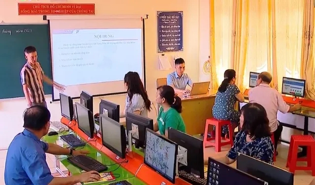 Triển khai mạng lưới "Đại sứ số", phong trào "Gia đình số", mô hình "Chợ số - Nông thôn số"- Ảnh 1.