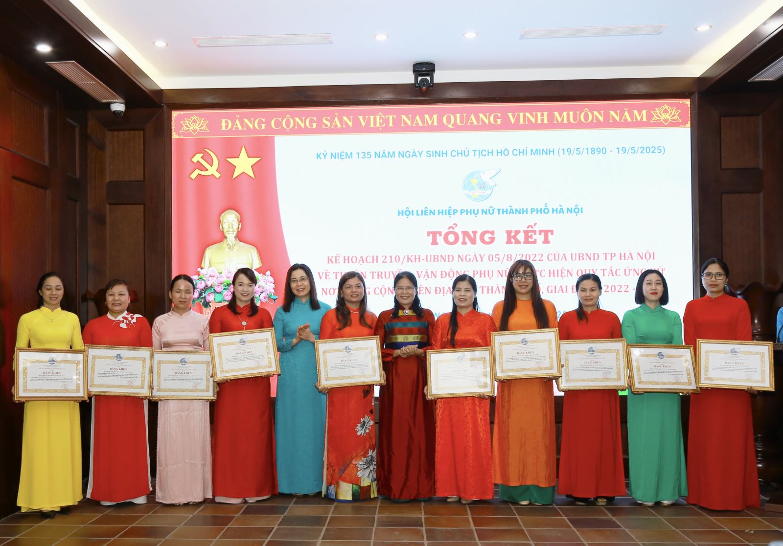 Tôn vinh phụ nữ Thủ đô điển hình tiêu biểu làm theo lời Bác giai đoạn 2016-2025- Ảnh 2. Tôn vinh phụ nữ Thủ đô điển hình tiêu biểu làm theo lời Bác giai đoạn 2016-2025- Ảnh 2.