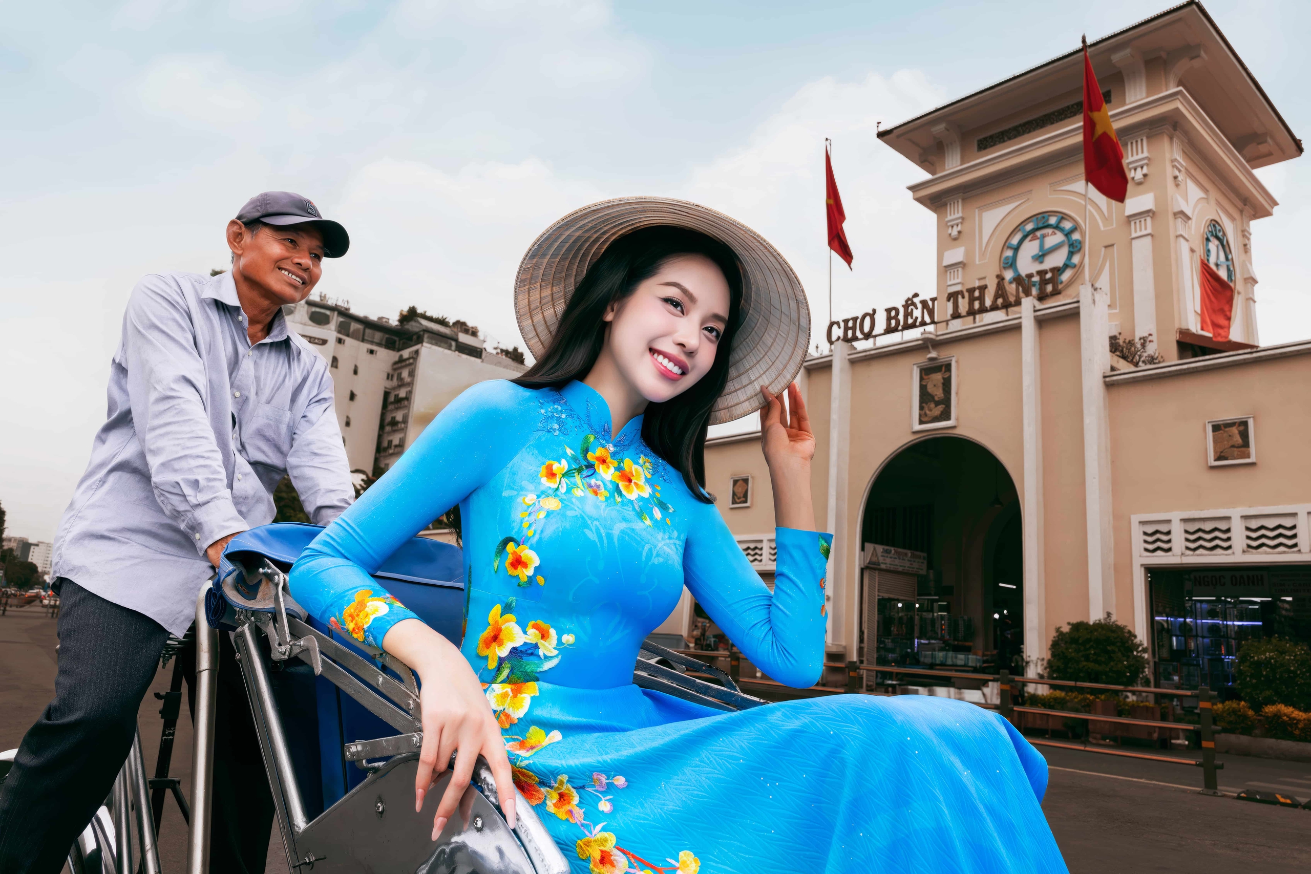 Hoa hậu Huỳnh Thị Thanh Thủy với thiết kế nằm trong BST “Áo dài biểu trưng Phụ nữ Việt Nam” tại địa danh chợ Bến Thành. Hoa hậu Huỳnh Thị Thanh Thủy với thiết kế nằm trong BST “Áo dài biểu trưng Phụ nữ Việt Nam” tại địa danh chợ Bến Thành.