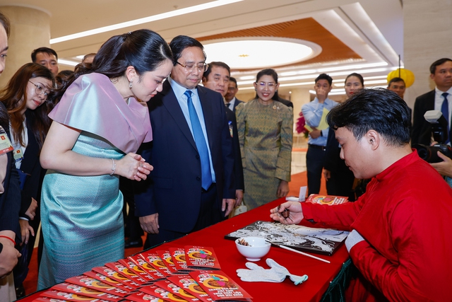 Thủ tướng Phạm Minh Chính cùng Thủ tướng Thái Lan tham quan triển lãm sản phẩm thủ công mỹ nghệ Việt Nam- Ảnh 13. Thủ tướng Phạm Minh Chính cùng Thủ tướng Thái Lan tham quan triển lãm sản phẩm thủ công mỹ nghệ Việt Nam- Ảnh 13.