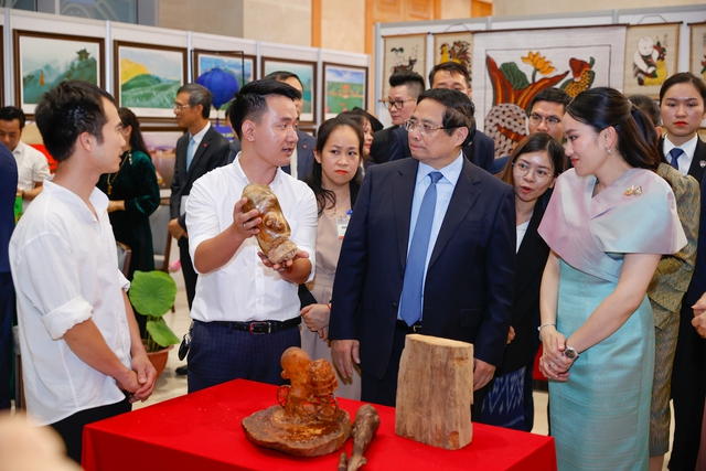 Thủ tướng Phạm Minh Chính cùng Thủ tướng Thái Lan tham quan triển lãm sản phẩm thủ công mỹ nghệ Việt Nam- Ảnh 7. Thủ tướng Phạm Minh Chính cùng Thủ tướng Thái Lan tham quan triển lãm sản phẩm thủ công mỹ nghệ Việt Nam- Ảnh 7.
