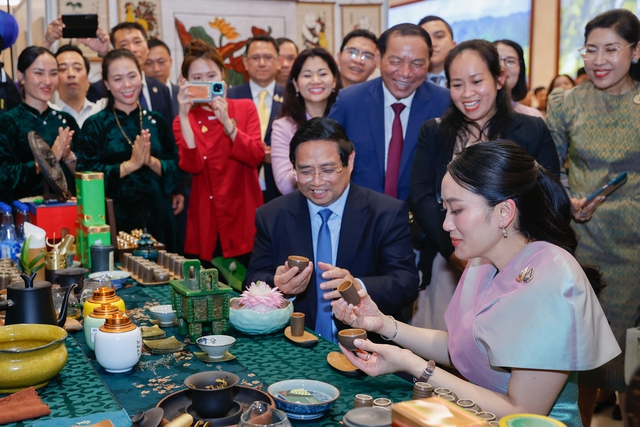 Thủ tướng Phạm Minh Chính cùng Thủ tướng Thái Lan tham quan triển lãm sản phẩm thủ công mỹ nghệ Việt Nam- Ảnh 8. Thủ tướng Phạm Minh Chính cùng Thủ tướng Thái Lan tham quan triển lãm sản phẩm thủ công mỹ nghệ Việt Nam- Ảnh 8.