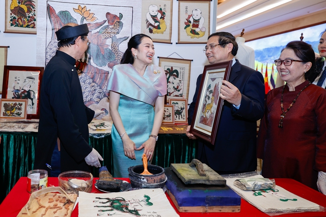 Thủ tướng Phạm Minh Chính cùng Thủ tướng Thái Lan tham quan triển lãm sản phẩm thủ công mỹ nghệ Việt Nam- Ảnh 10. Thủ tướng Phạm Minh Chính cùng Thủ tướng Thái Lan tham quan triển lãm sản phẩm thủ công mỹ nghệ Việt Nam- Ảnh 10.