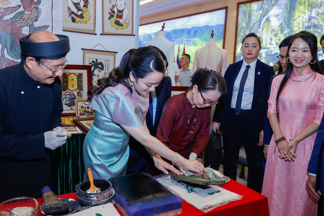 Thủ tướng Phạm Minh Chính cùng Thủ tướng Thái Lan tham quan triển lãm sản phẩm thủ công mỹ nghệ Việt Nam- Ảnh 9. Thủ tướng Phạm Minh Chính cùng Thủ tướng Thái Lan tham quan triển lãm sản phẩm thủ công mỹ nghệ Việt Nam- Ảnh 9.