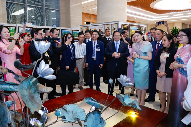 Thủ tướng Phạm Minh Chính cùng Thủ tướng Thái Lan tham quan triển lãm sản phẩm thủ công mỹ nghệ Việt Nam- Ảnh 2. Thủ tướng Phạm Minh Chính cùng Thủ tướng Thái Lan tham quan triển lãm sản phẩm thủ công mỹ nghệ Việt Nam- Ảnh 2.
