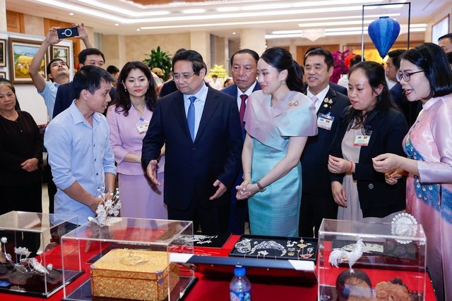 Thủ tướng Phạm Minh Chính cùng Thủ tướng Thái Lan tham quan triển lãm sản phẩm thủ công mỹ nghệ Việt Nam- Ảnh 3. Thủ tướng Phạm Minh Chính cùng Thủ tướng Thái Lan tham quan triển lãm sản phẩm thủ công mỹ nghệ Việt Nam- Ảnh 3.