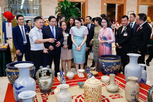 Thủ tướng Phạm Minh Chính cùng Thủ tướng Thái Lan tham quan triển lãm sản phẩm thủ công mỹ nghệ Việt Nam- Ảnh 4. Thủ tướng Phạm Minh Chính cùng Thủ tướng Thái Lan tham quan triển lãm sản phẩm thủ công mỹ nghệ Việt Nam- Ảnh 4.