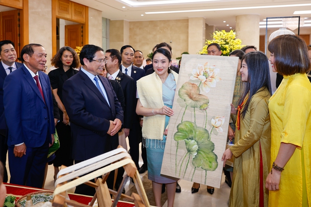 Thủ tướng Phạm Minh Chính cùng Thủ tướng Thái Lan tham quan triển lãm sản phẩm thủ công mỹ nghệ Việt Nam- Ảnh 12. Thủ tướng Phạm Minh Chính cùng Thủ tướng Thái Lan tham quan triển lãm sản phẩm thủ công mỹ nghệ Việt Nam- Ảnh 12.