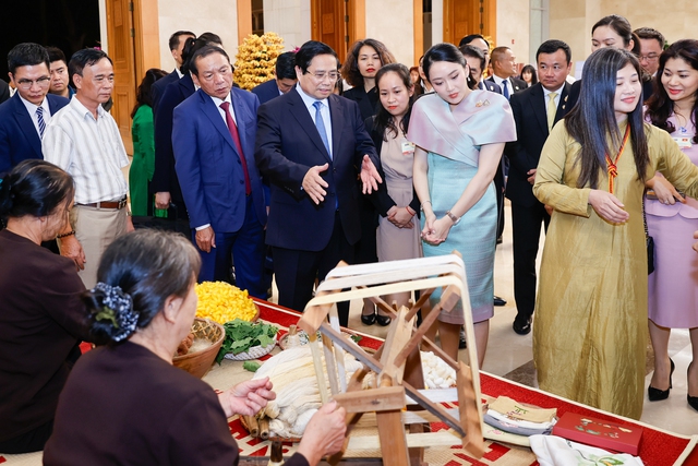 Thủ tướng Phạm Minh Chính cùng Thủ tướng Thái Lan tham quan triển lãm sản phẩm thủ công mỹ nghệ Việt Nam- Ảnh 11. Thủ tướng Phạm Minh Chính cùng Thủ tướng Thái Lan tham quan triển lãm sản phẩm thủ công mỹ nghệ Việt Nam- Ảnh 11.