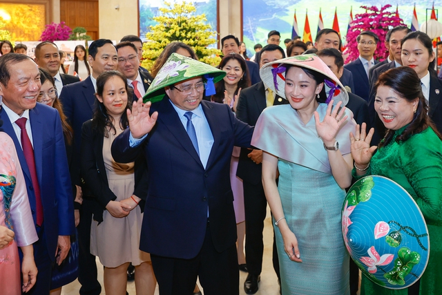 Thủ tướng Phạm Minh Chính cùng Thủ tướng Thái Lan tham quan triển lãm sản phẩm thủ công mỹ nghệ Việt Nam- Ảnh 14. Thủ tướng Phạm Minh Chính cùng Thủ tướng Thái Lan tham quan triển lãm sản phẩm thủ công mỹ nghệ Việt Nam- Ảnh 14.