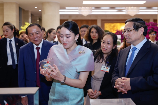 Thủ tướng Phạm Minh Chính cùng Thủ tướng Thái Lan tham quan triển lãm sản phẩm thủ công mỹ nghệ Việt Nam- Ảnh 5. Thủ tướng Phạm Minh Chính cùng Thủ tướng Thái Lan tham quan triển lãm sản phẩm thủ công mỹ nghệ Việt Nam- Ảnh 5.
