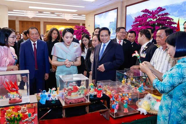 Thủ tướng Phạm Minh Chính cùng Thủ tướng Thái Lan tham quan triển lãm sản phẩm thủ công mỹ nghệ Việt Nam- Ảnh 6. Thủ tướng Phạm Minh Chính cùng Thủ tướng Thái Lan tham quan triển lãm sản phẩm thủ công mỹ nghệ Việt Nam- Ảnh 6.
