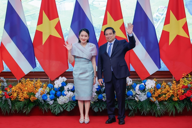Thủ tướng Phạm Minh Chính cùng Thủ tướng Thái Lan tham quan triển lãm sản phẩm thủ công mỹ nghệ Việt Nam- Ảnh 1. Thủ tướng Phạm Minh Chính cùng Thủ tướng Thái Lan tham quan triển lãm sản phẩm thủ công mỹ nghệ Việt Nam- Ảnh 1.