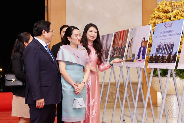 Thủ tướng Phạm Minh Chính cùng Thủ tướng Thái Lan tham quan triển lãm sản phẩm thủ công mỹ nghệ Việt Nam- Ảnh 15. Thủ tướng Phạm Minh Chính cùng Thủ tướng Thái Lan tham quan triển lãm sản phẩm thủ công mỹ nghệ Việt Nam- Ảnh 15.