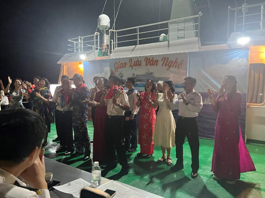 Đoàn công tác Hội LHPN Việt Nam thăm quân, dân huyện đảo Trường Sa- Ảnh 3. Đoàn công tác Hội LHPN Việt Nam thăm quân, dân huyện đảo Trường Sa- Ảnh 3.
