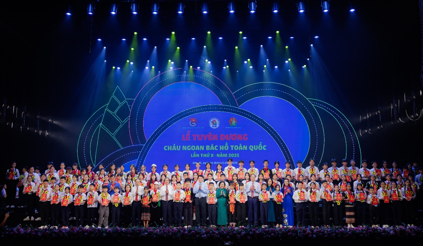 Hành trình truyền lửa đáng nhớ của 500 thiếu nhi cháu ngoan Bác Hồ- Ảnh 1. Hành trình truyền lửa đáng nhớ của 500 thiếu nhi cháu ngoan Bác Hồ- Ảnh 1.