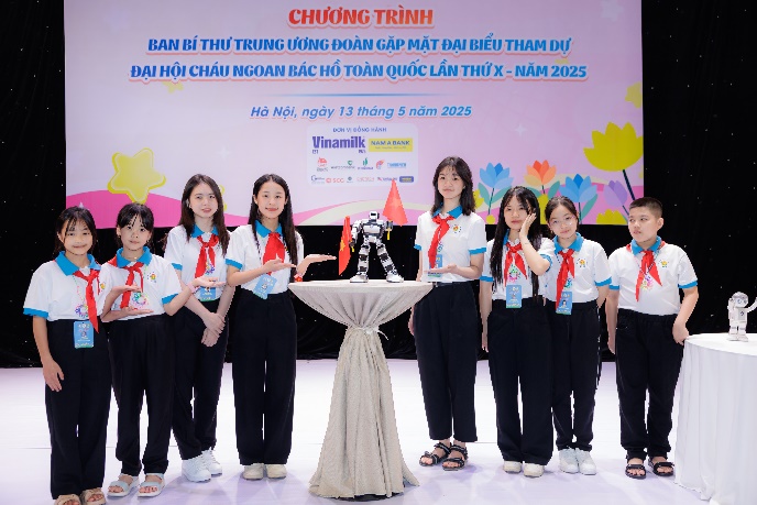 Hành trình truyền lửa đáng nhớ của 500 thiếu nhi cháu ngoan Bác Hồ- Ảnh 4. Hành trình truyền lửa đáng nhớ của 500 thiếu nhi cháu ngoan Bác Hồ- Ảnh 4.